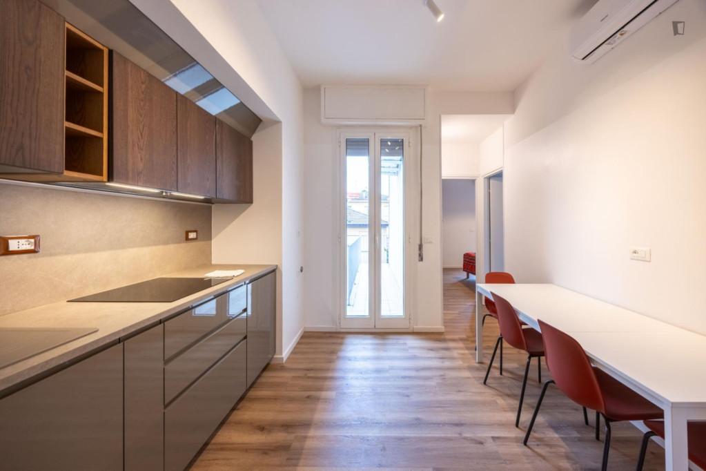 Grand and appealing 5-bedroom flat in Bolognina - Bologne - chambre - ImmoJeune