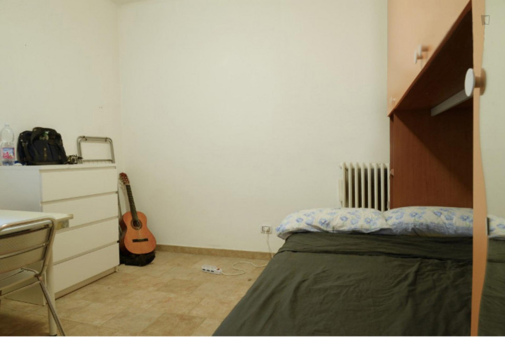 Friendly double room in a 5-bedroom flat in Morivione