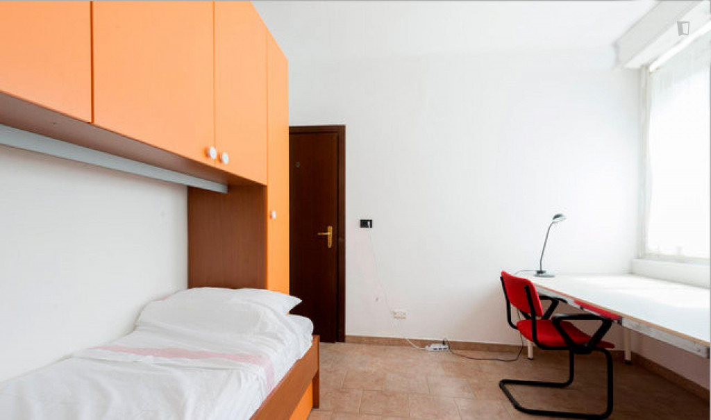 Friendly double room in a 5-bedroom flat in Morivione