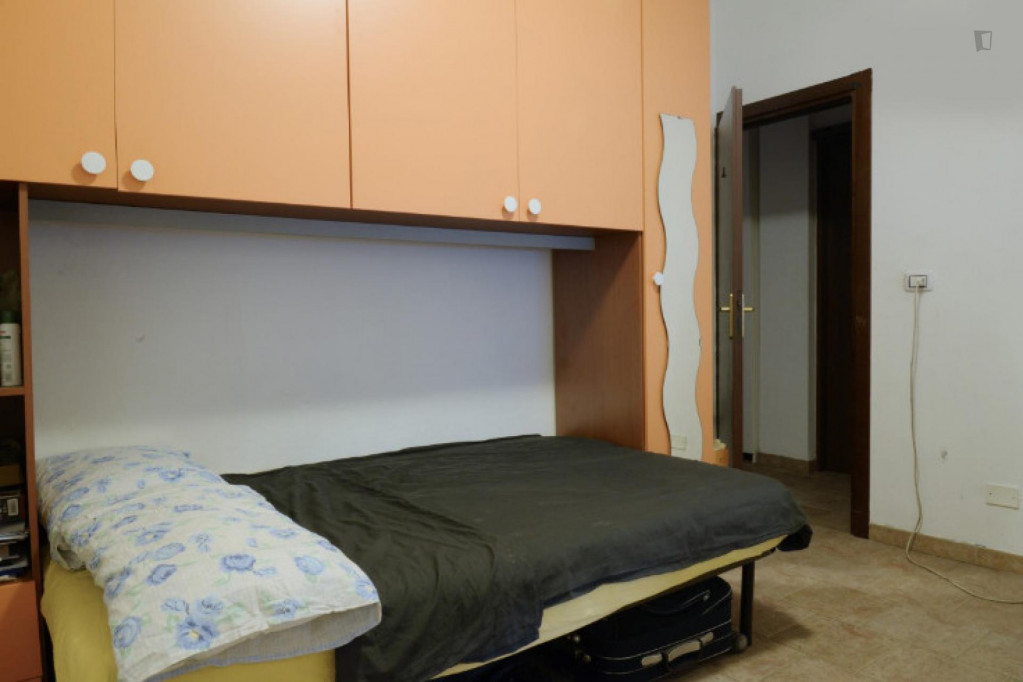 Friendly double room in a 5-bedroom flat in Morivione