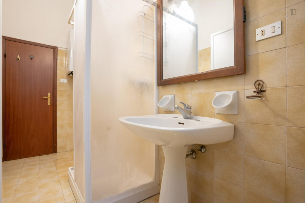 Cool double bedroom in a 3-bedroom apartment near Bologna Rimesse train station