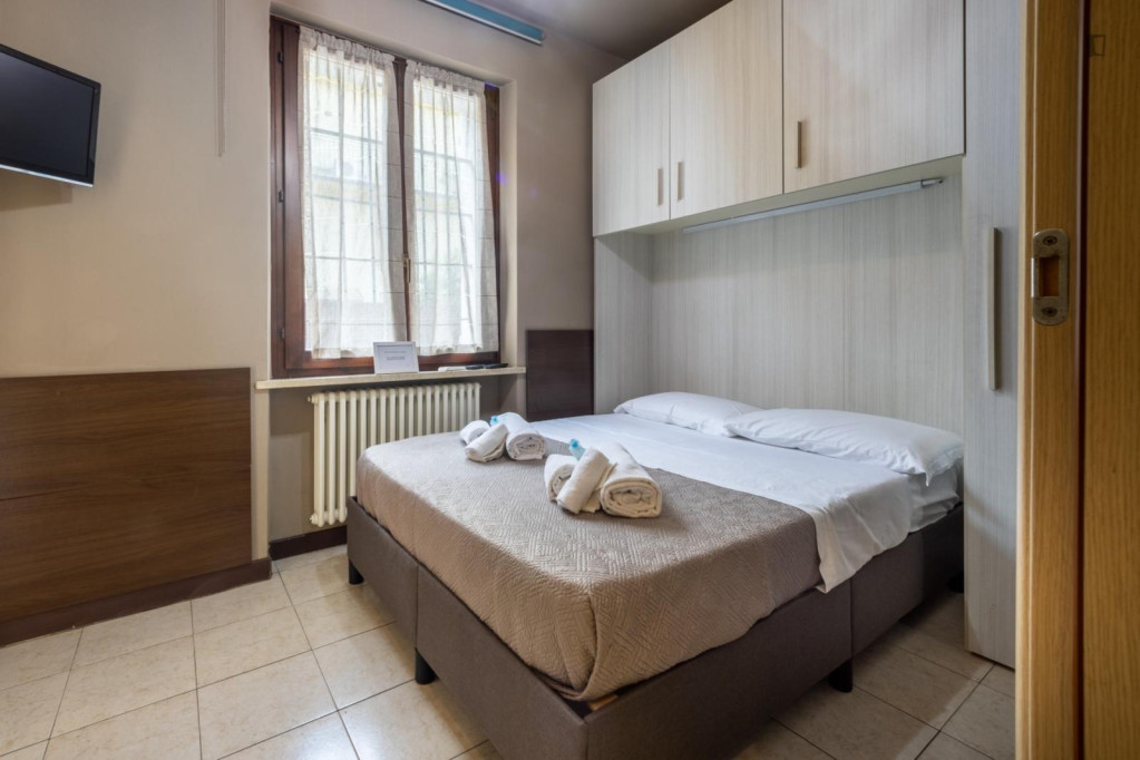 Inviting double ensuite bedroom in Borgo Roma - Verona - chambre - ImmoJeune
