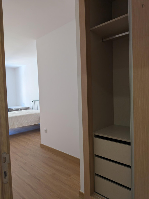 Nice bedroom in a 4-bedroom flat - Braganca - chambre - ImmoJeune