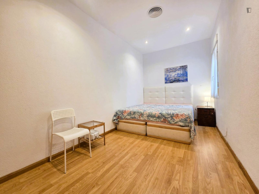 Big double bedroom in popular Chueca - Madrid - chambre - ImmoJeune