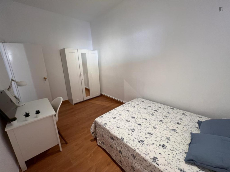 Welcoming double bedroom near Tribunal metro station - Madrid - chambre - ImmoJeune