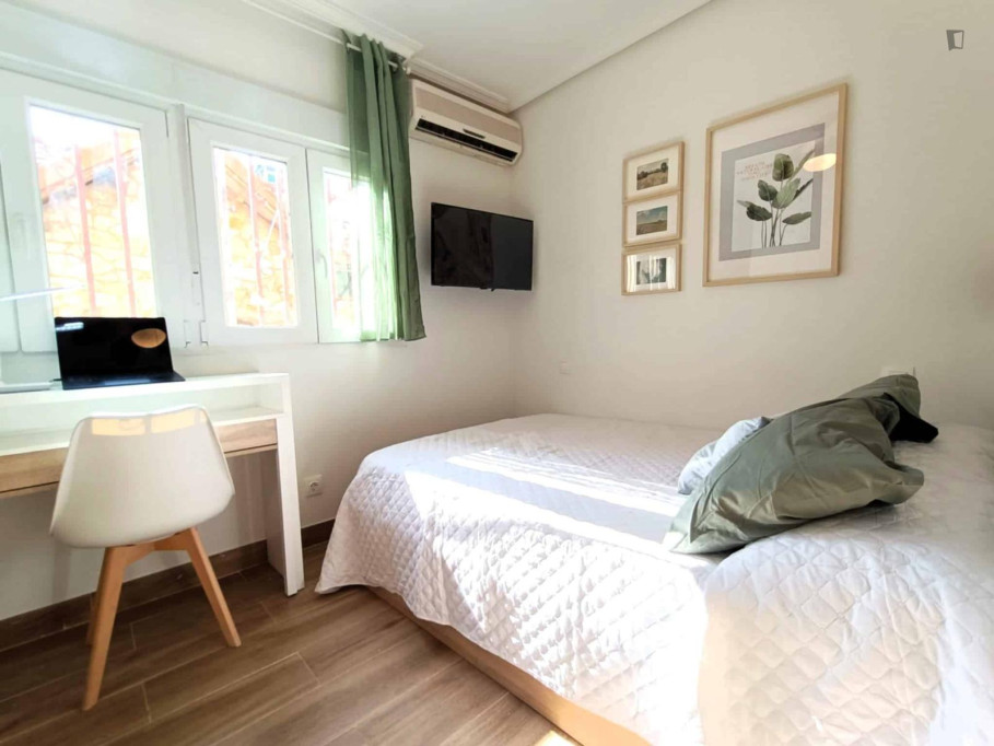 Bright single ensuite bedroom in Quintana - Madrid - chambre - ImmoJeune