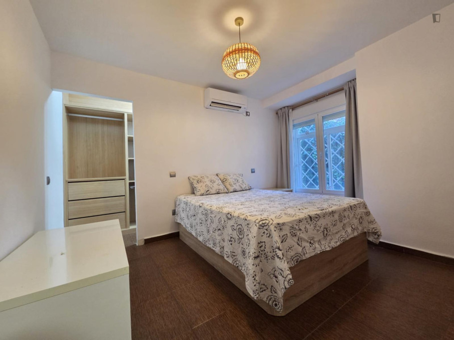 Very nice single ensuite bedroom in Quintana - Madrid - chambre - ImmoJeune
