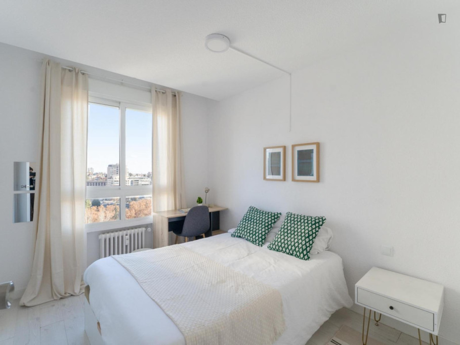 Neat and cosy double bedroom in Cuatro Caminos - Madrid - chambre - ImmoJeune