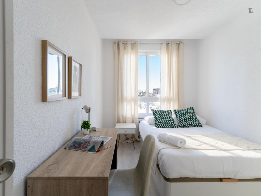 Bright double bedroom in Cuatro Caminos - Madrid - chambre - ImmoJeune