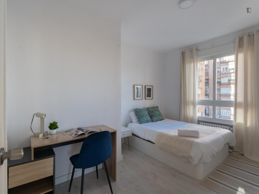 Tasteful double ensuite bedroom in Cuatro Caminos - Madrid - chambre - ImmoJeune