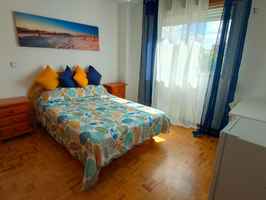 Spacious double bedroom in Alcalá de Henares - Madrid - chambre - ImmoJeune