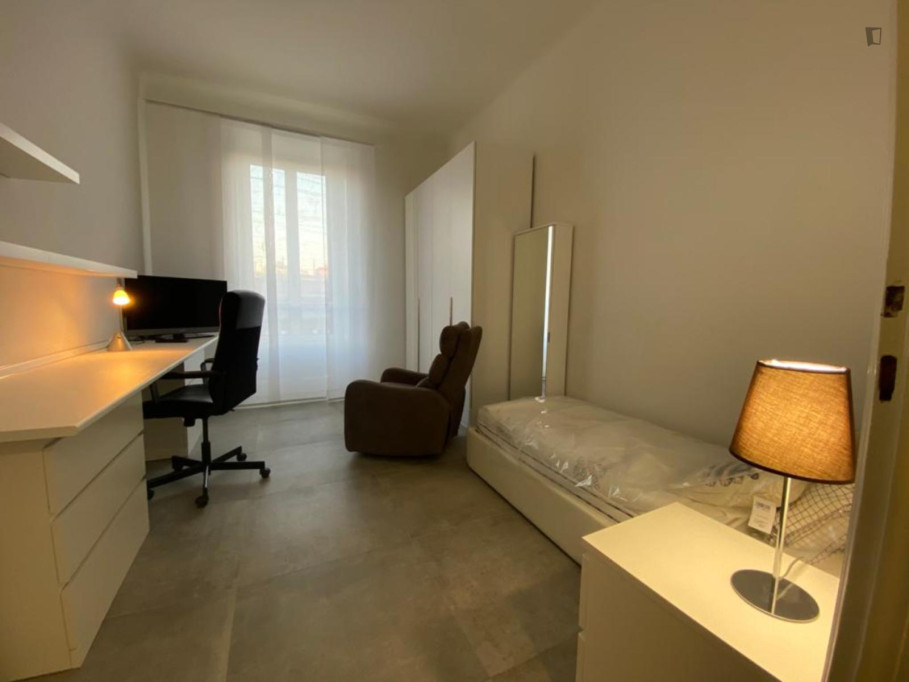 Single bedroom, with balcony, in 2-bedroom apartment - Milan - chambre - ImmoJeune