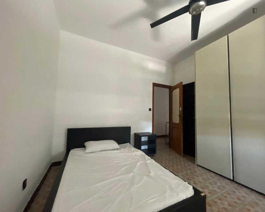 Spacious Bedroom close to Lotto Metro Station - Milan - chambre - ImmoJeune