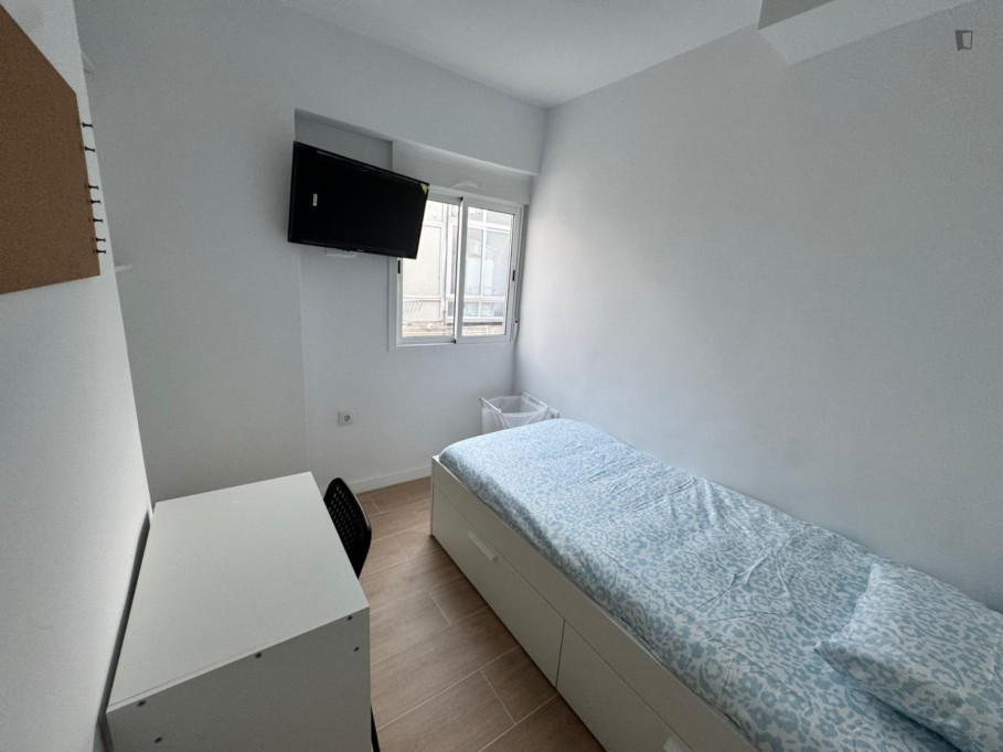 Cozy single bedroom in modern apartment close to the city center - Alicante - chambre - ImmoJeune