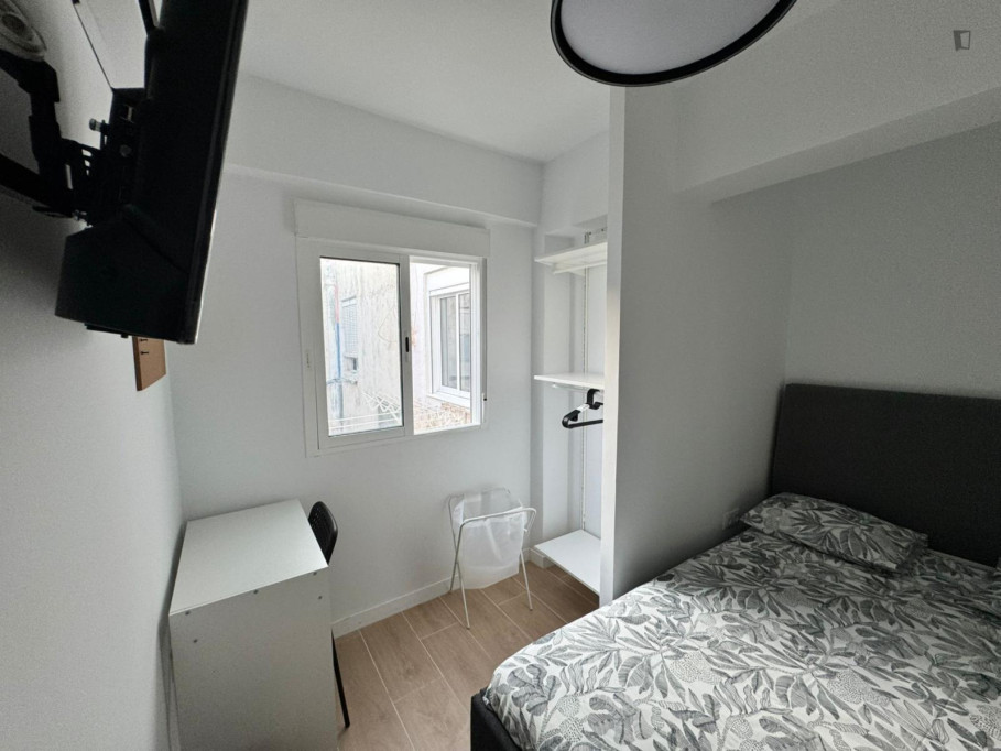 Appealing double bedroom in modern apartment close to the city center - Alicante - chambre - ImmoJeune