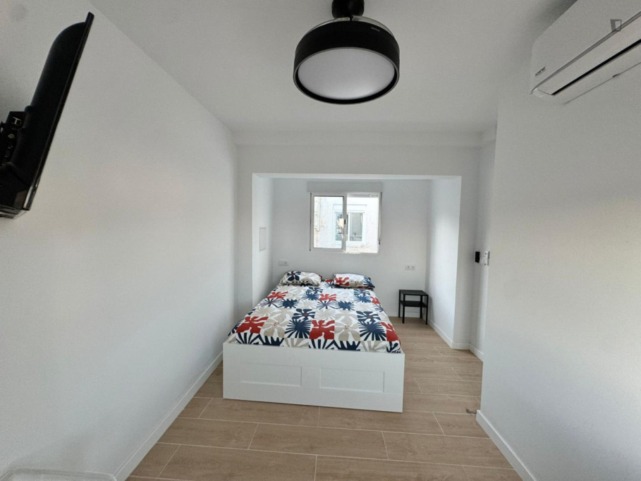 Bright double bedroom in modern apartment close to the city center - Alicante - chambre - ImmoJeune