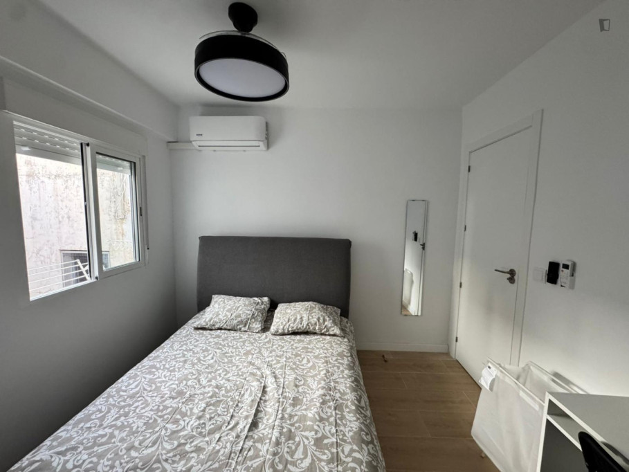 Comfortable double bedroom in modern apartment close to the city center - Alicante - chambre - ImmoJeune