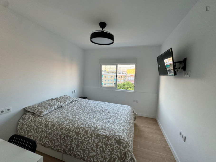 Welcoming double bedroom in modern apartment close to the city center - Alicante - chambre - ImmoJeune