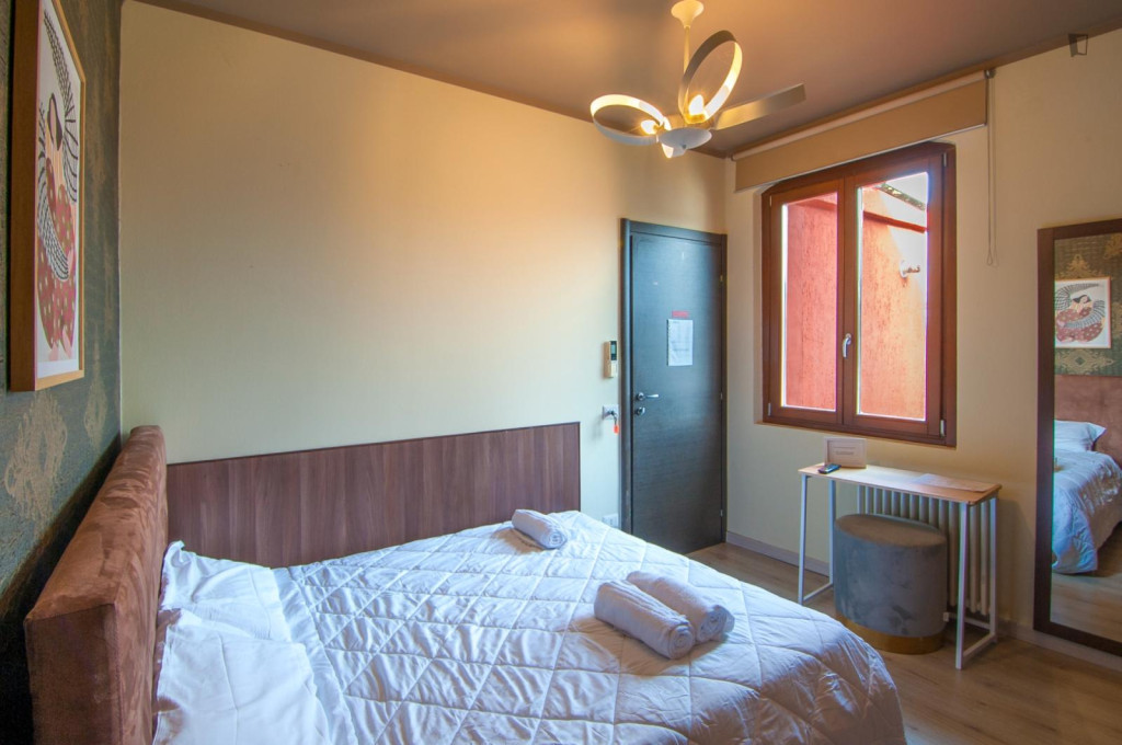 Neat. and cosy double ensuite bedroom in Borgo Roma - Verona - chambre - ImmoJeune