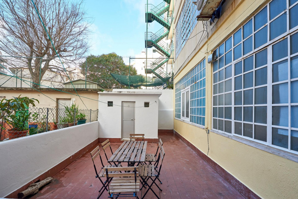 Intriguing single bedroom next to Alameda metro station