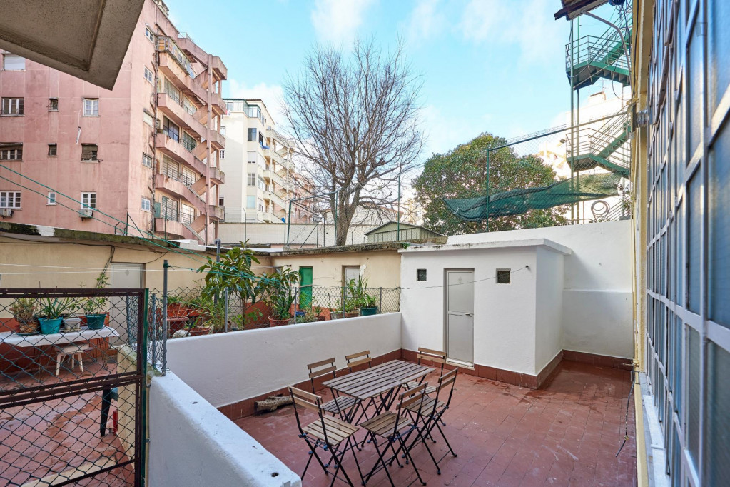 Intriguing single bedroom next to Alameda metro station