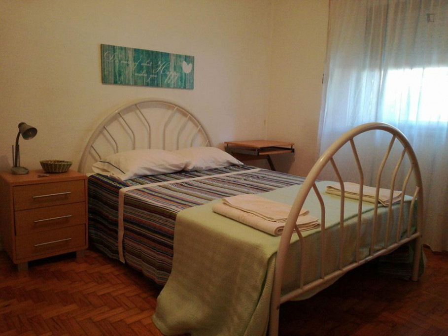 Comfortable double bedroom in residential Ramalde