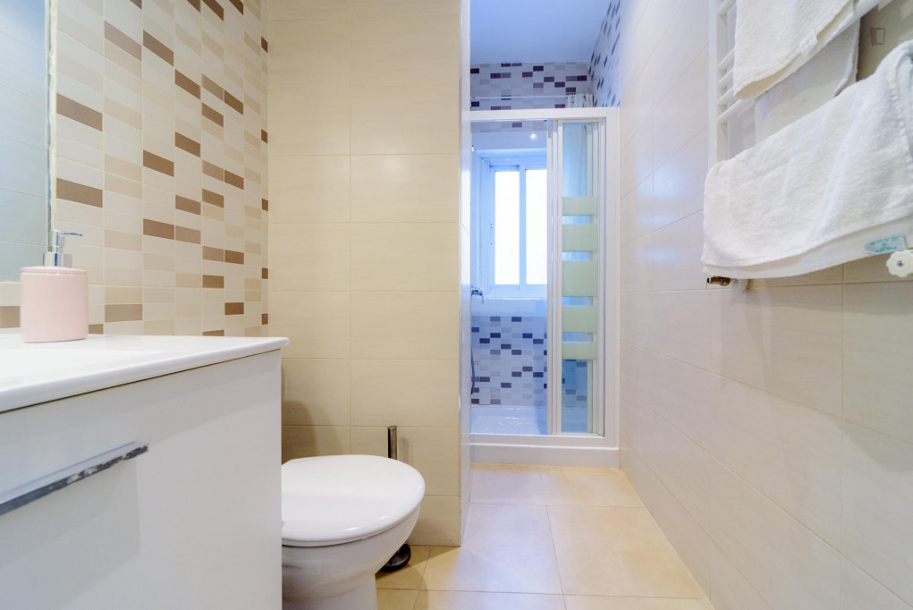 Single bedroom in 8-bedroom flat in La Latina
