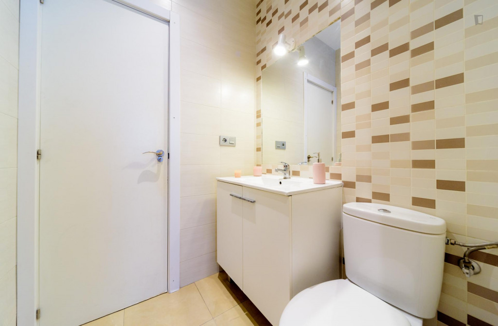 Single bedroom in 8-bedroom flat in La Latina