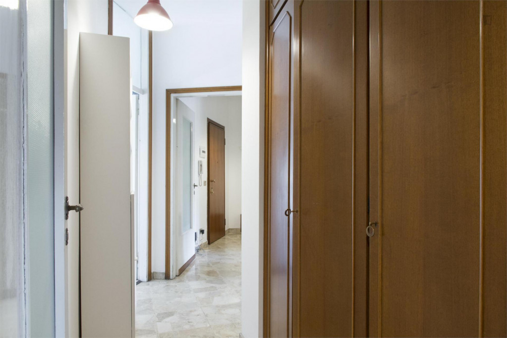 Cozy double bedroom in a 5-bedroom apartment near Affori Centro metro station