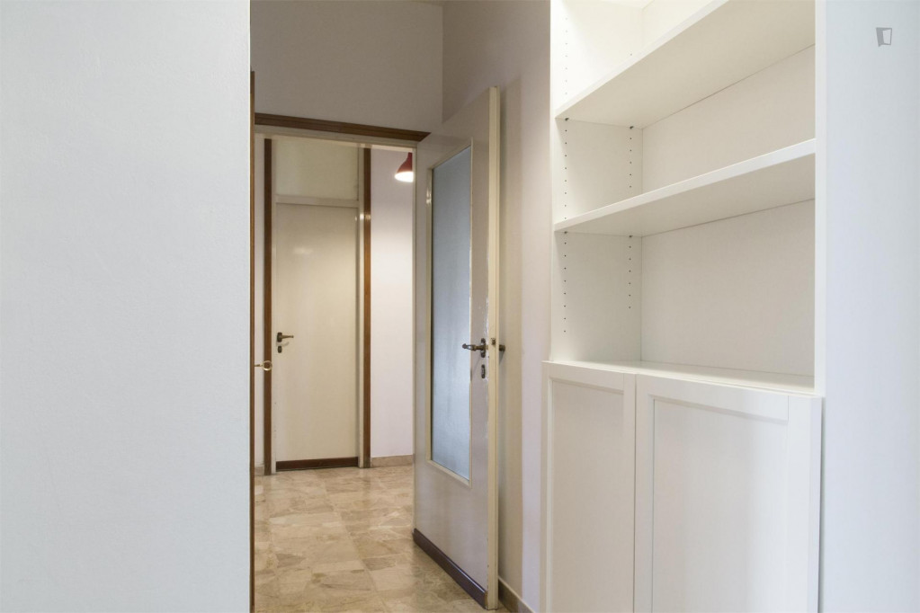Cozy double bedroom in a 5-bedroom apartment near Affori Centro metro station