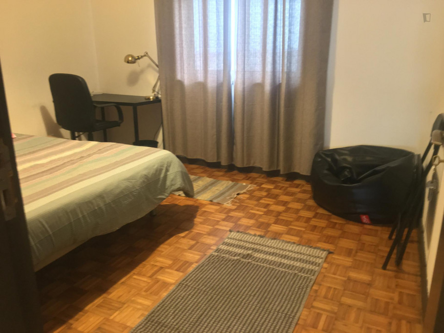 Spacious room with double bed near Polo Univer. HSJ, Alameda Shopping