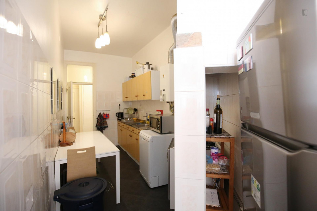 Single bedroom in 7-bedroom apartment