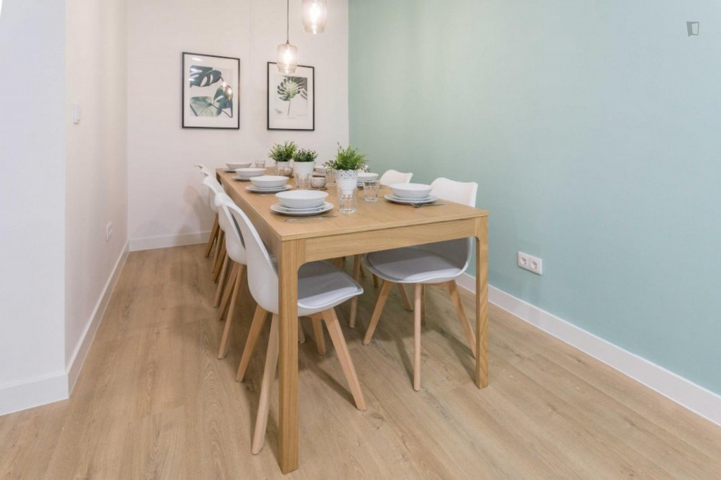 Tasteful double bedroom in a student flat, in Arguelles