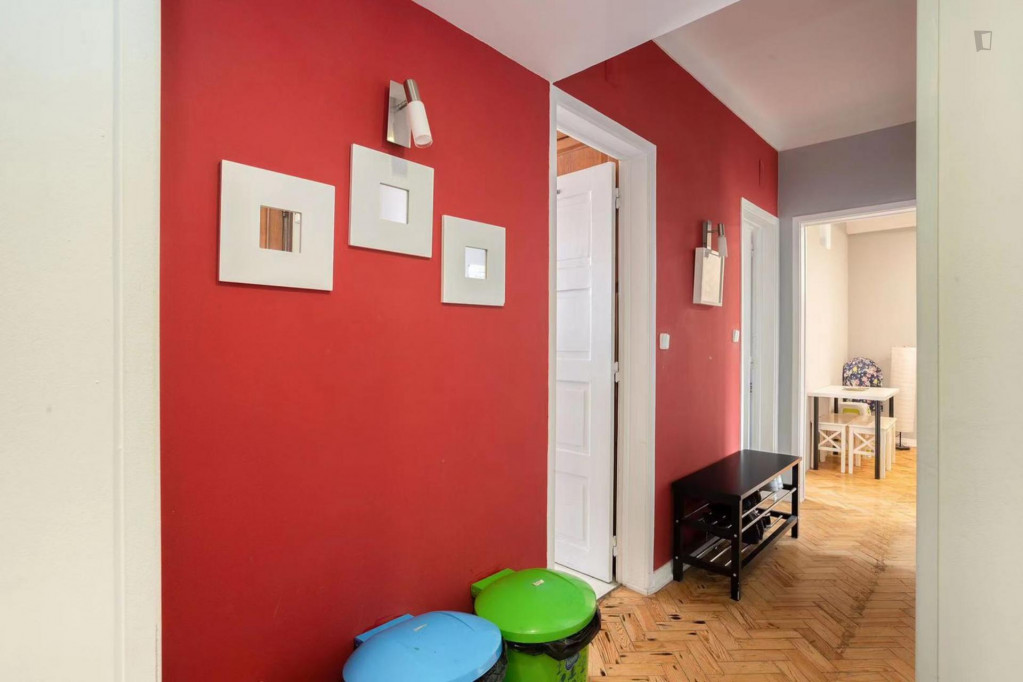 Bright and well-equipped single bedroom, in a 4-bedroom apartment, close to Areeiro metro station