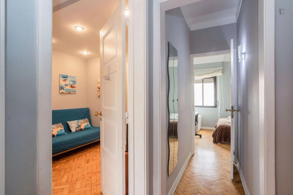 Bright and well-equipped single bedroom, in a 4-bedroom apartment, close to Areeiro metro station