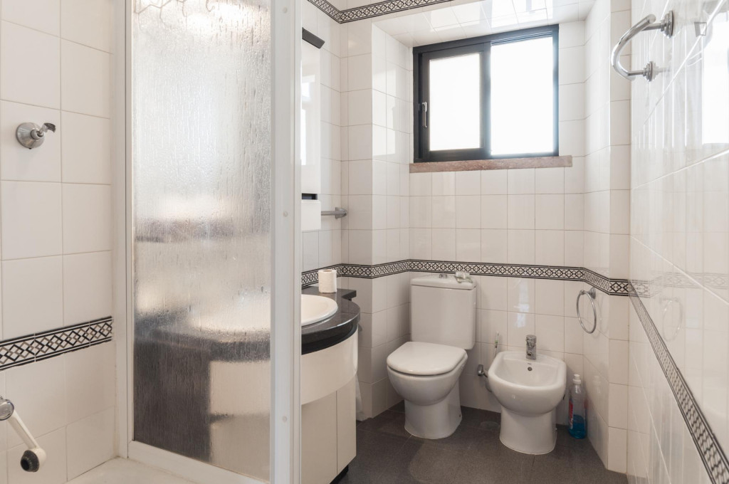 Bright and well-equipped single bedroom, in a 4-bedroom apartment, close to Areeiro metro station