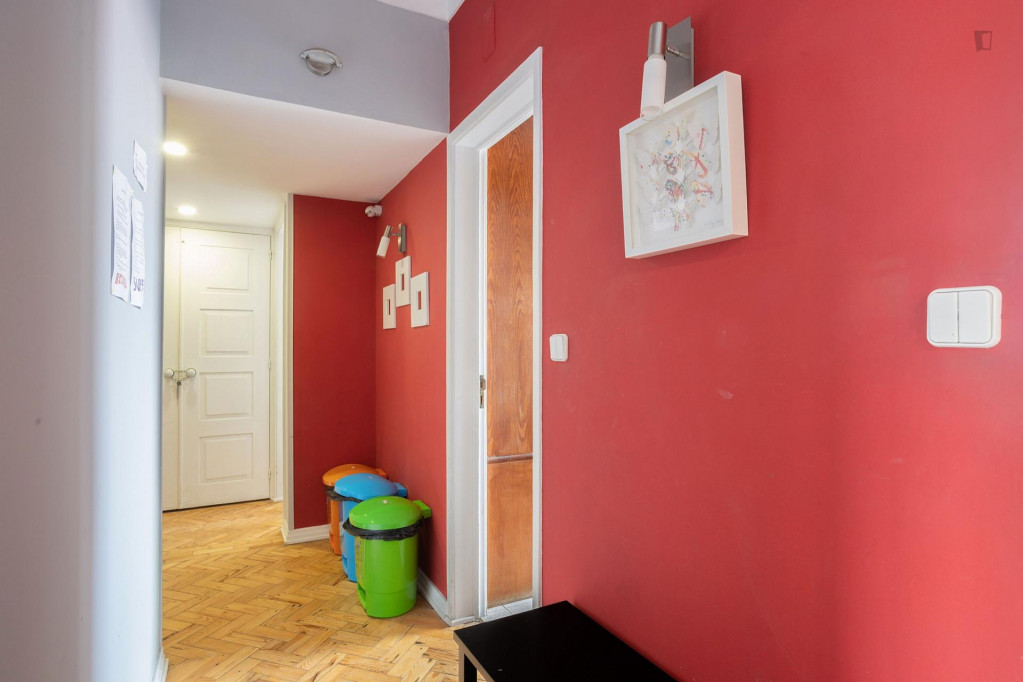 Bright and well-equipped single bedroom, in a 4-bedroom apartment, close to Areeiro metro station