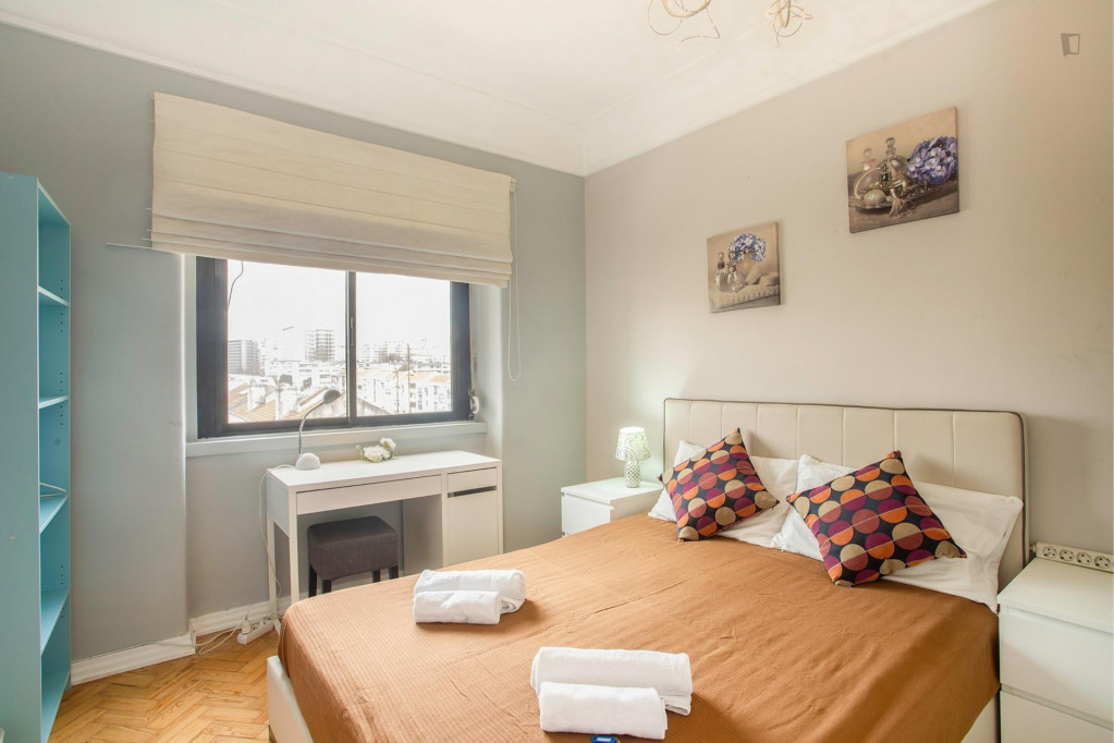 Alluring double bedroom, in a 4-bedroom apartment, close to Areeiro metro station