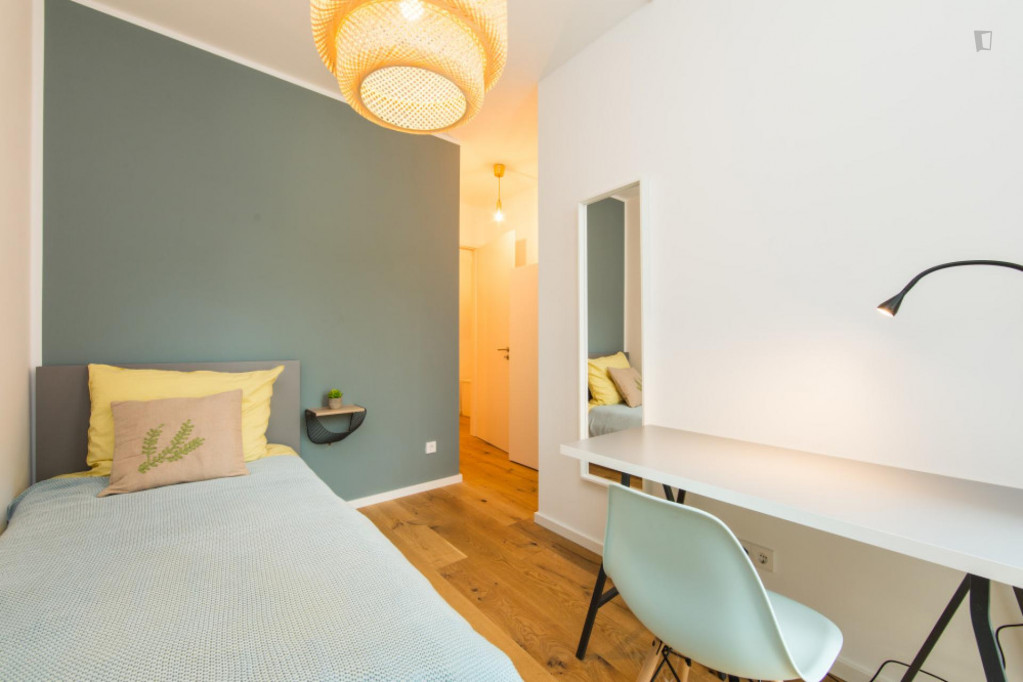 Single bedroom in 3-bedroom apartment