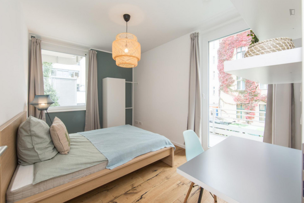 Double bedroom in 5-bedroom apartment
