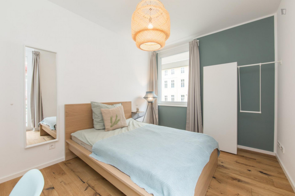 Double bedroom in 5-bedroom apartment