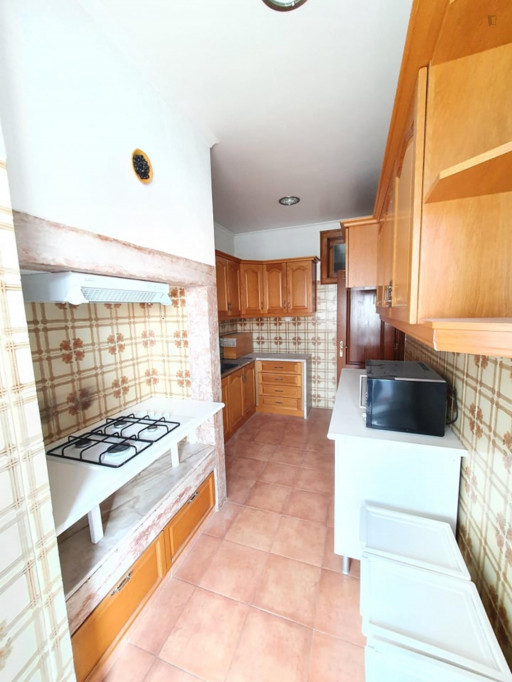 Stylish double bedroom in a 5-bedroom apartment near Anjos metro station