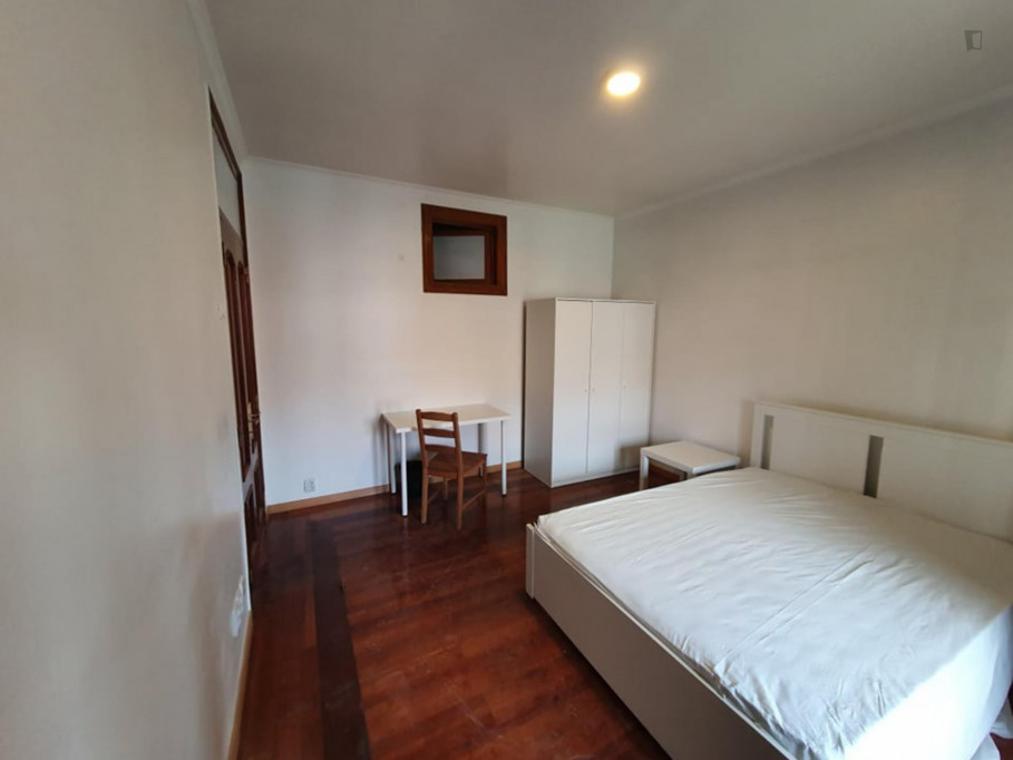 Stylish double bedroom in a 5-bedroom apartment near Anjos metro station