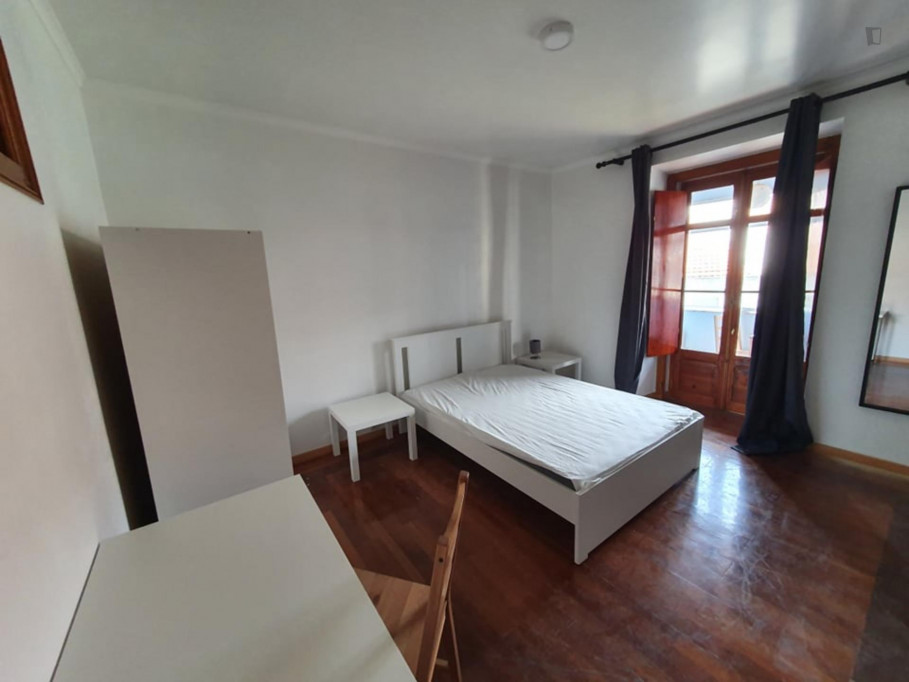 Stylish double bedroom in a 5-bedroom apartment near Anjos metro station