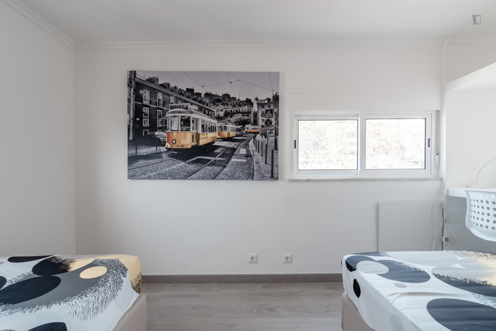 Alluring twin bedroom in Campolide