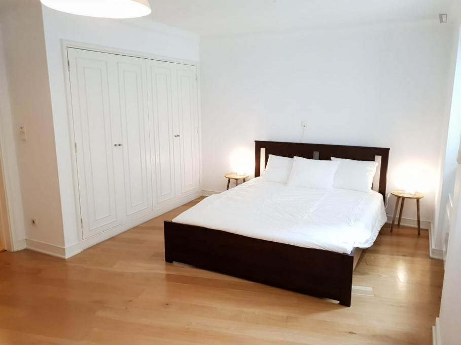 Spacious double ensuite bedroom in São Bento