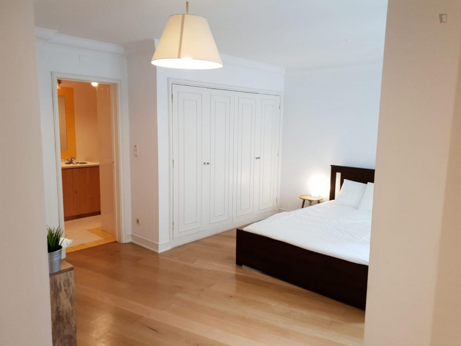 Spacious double ensuite bedroom in São Bento