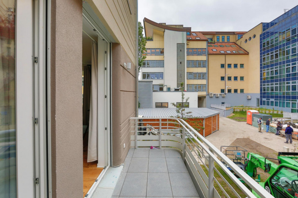 Single bedroom in 4-bedroom apartment