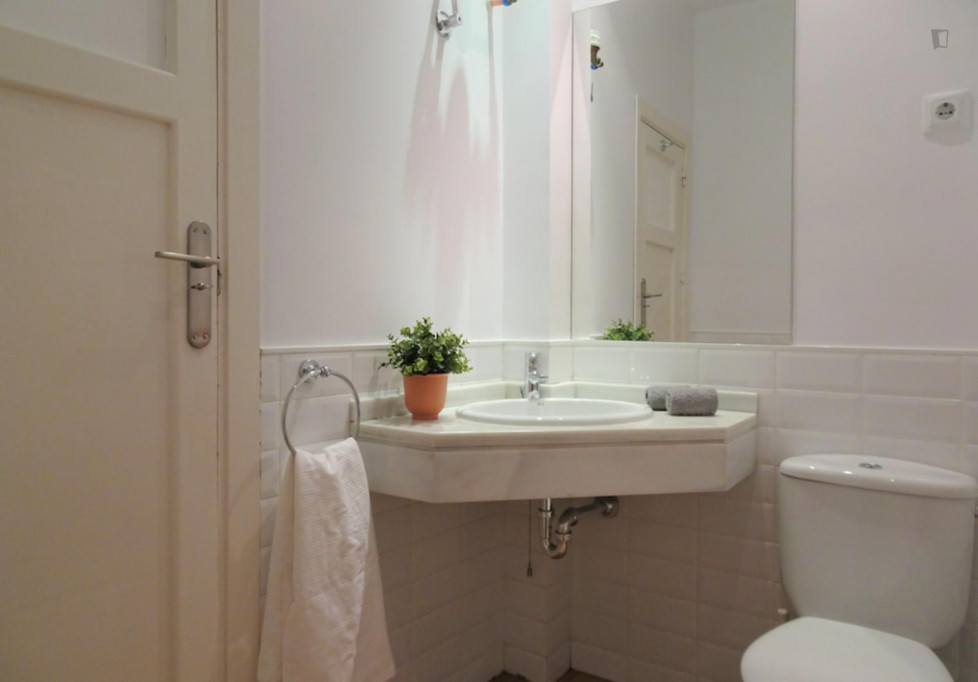 Cool double bedroom near Rubén Darío metro station