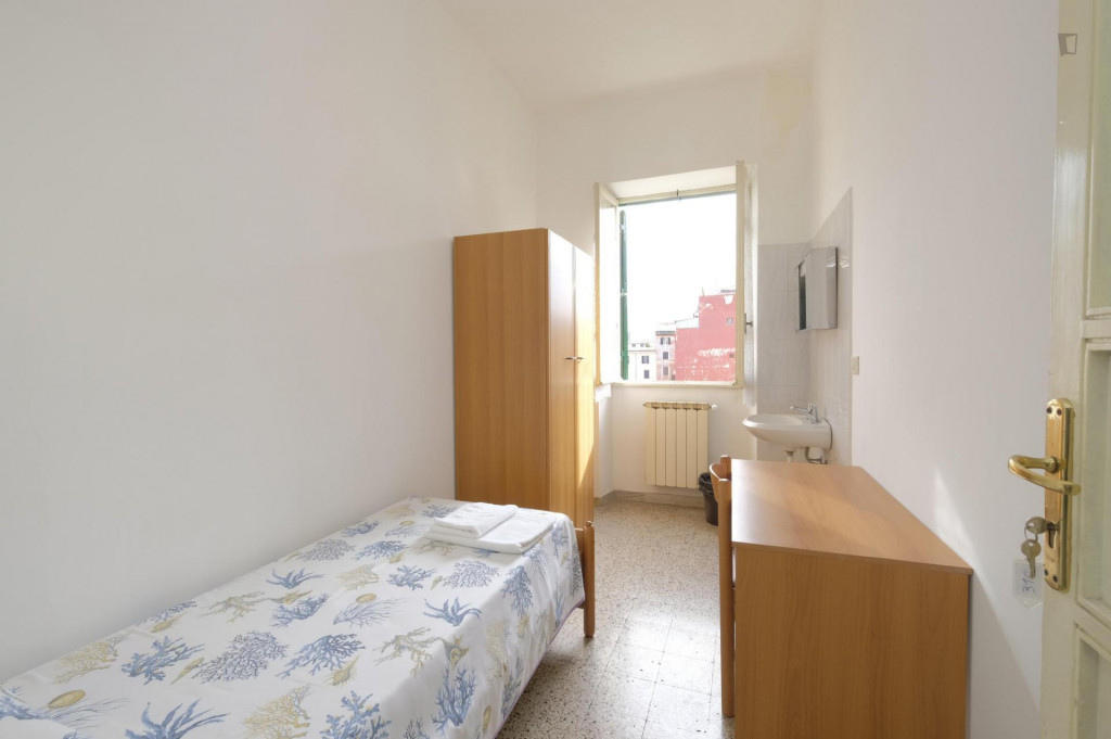 Single bedroom not far from Sapienza University